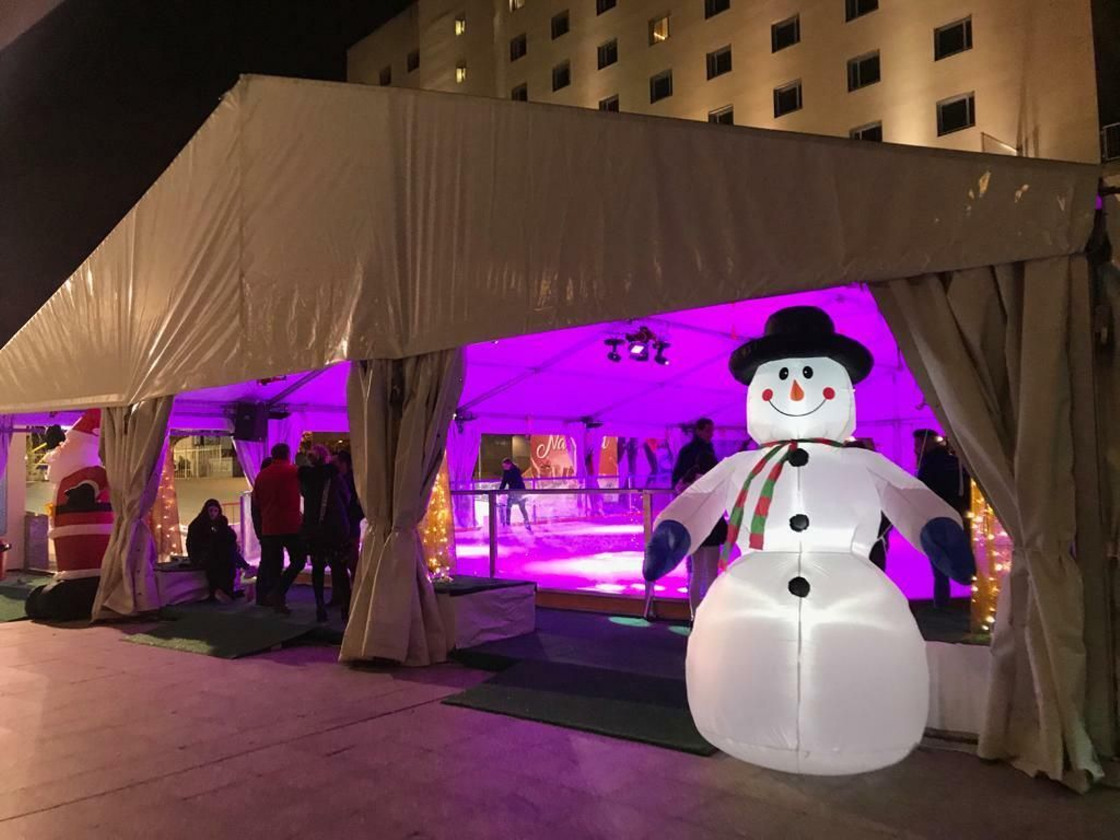 Un gran muñeco de nieve da la bienvenida a los visitantes.