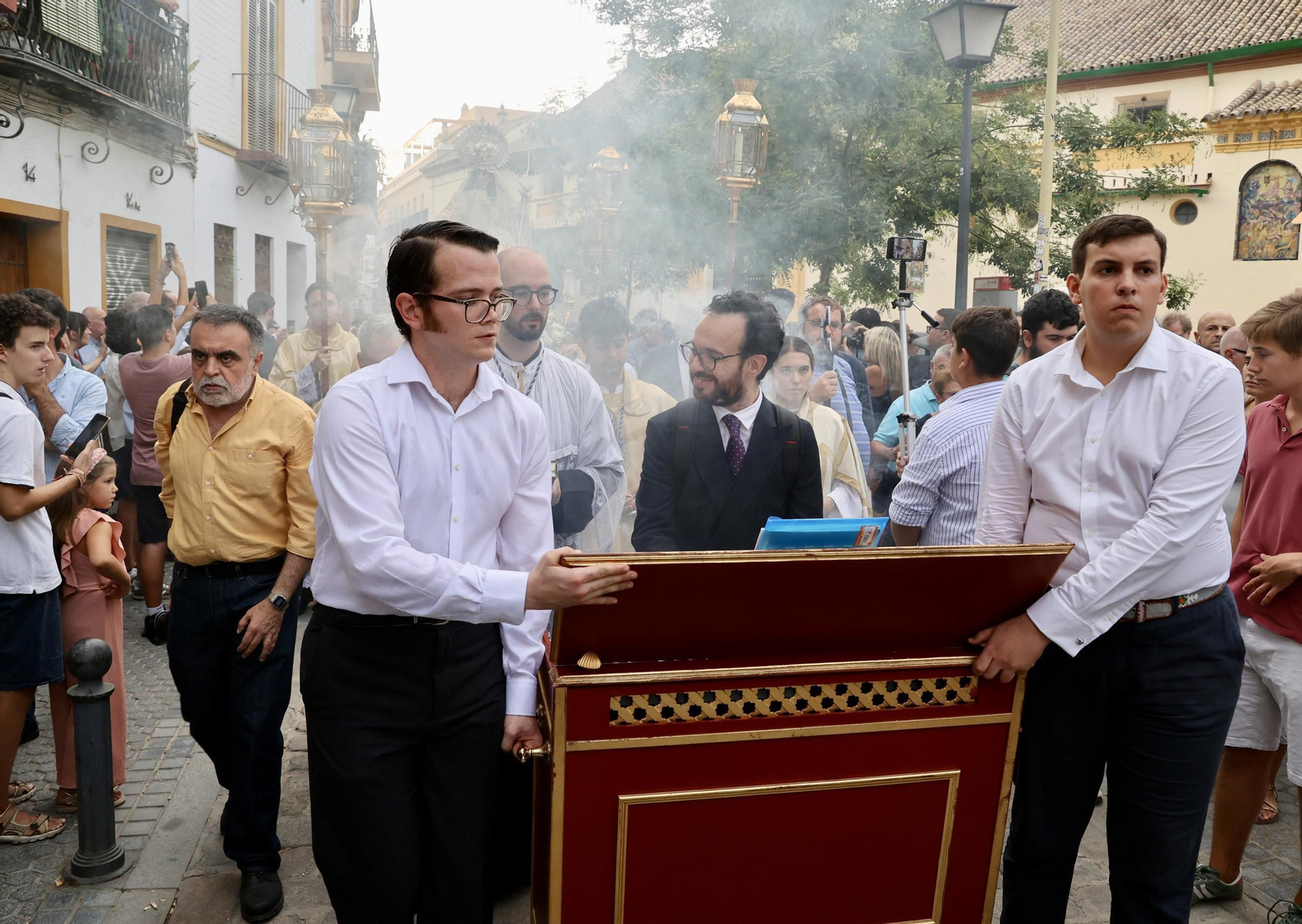 El traslado de la Pastora de Santa Marina a la parroquia de San Pedro, en imágenes