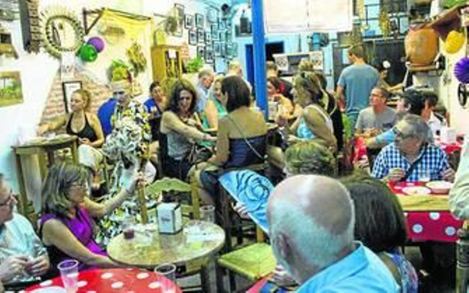 Rosa canta entre las mesas del local.