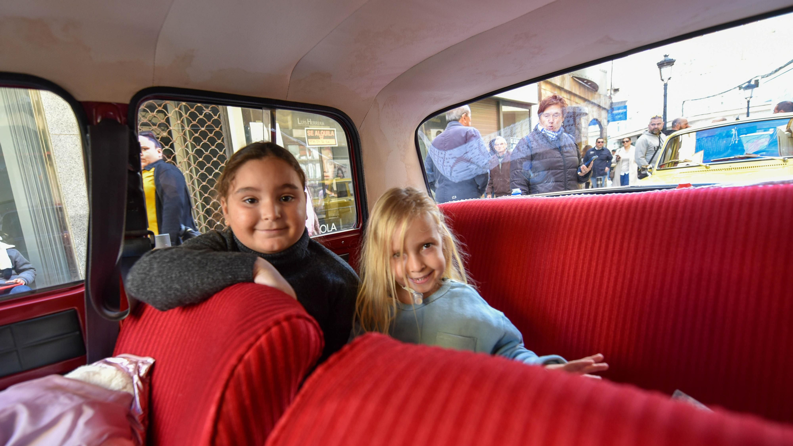 La exhibición de coches de antiguos en el centro de La Línea, en imágenes