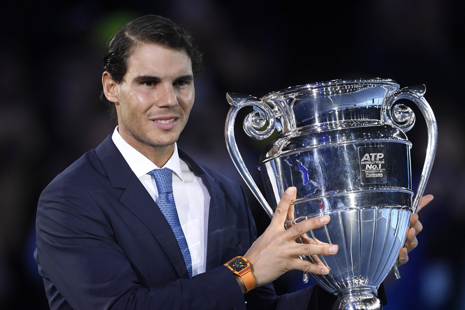 Rafael Nadal con el trofeo de número uno de la ATP