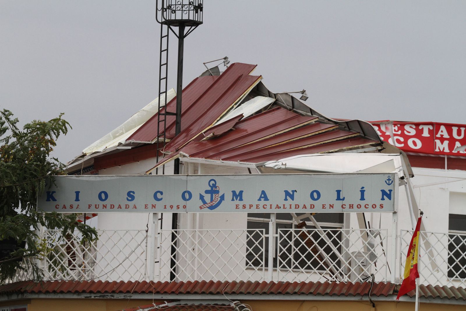 Consecuencias del temporal de lluvia y viento a su paso por la capital