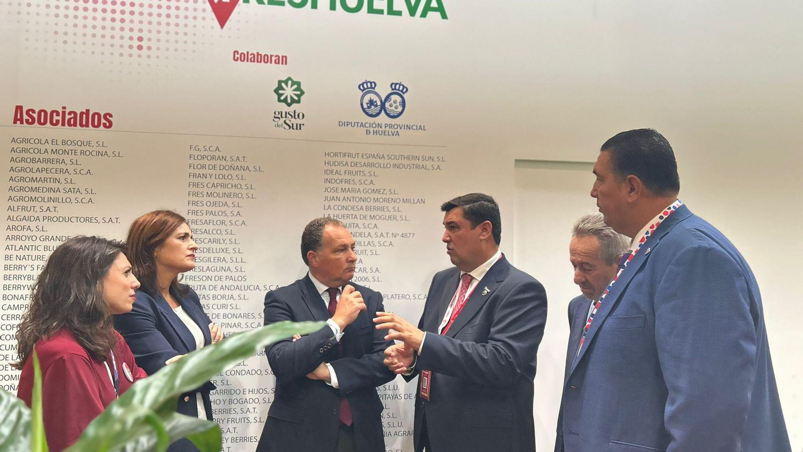 El presidente de la Diputación de Huelva, David Toscano, junto a representantes de Freshuelva y asociados.