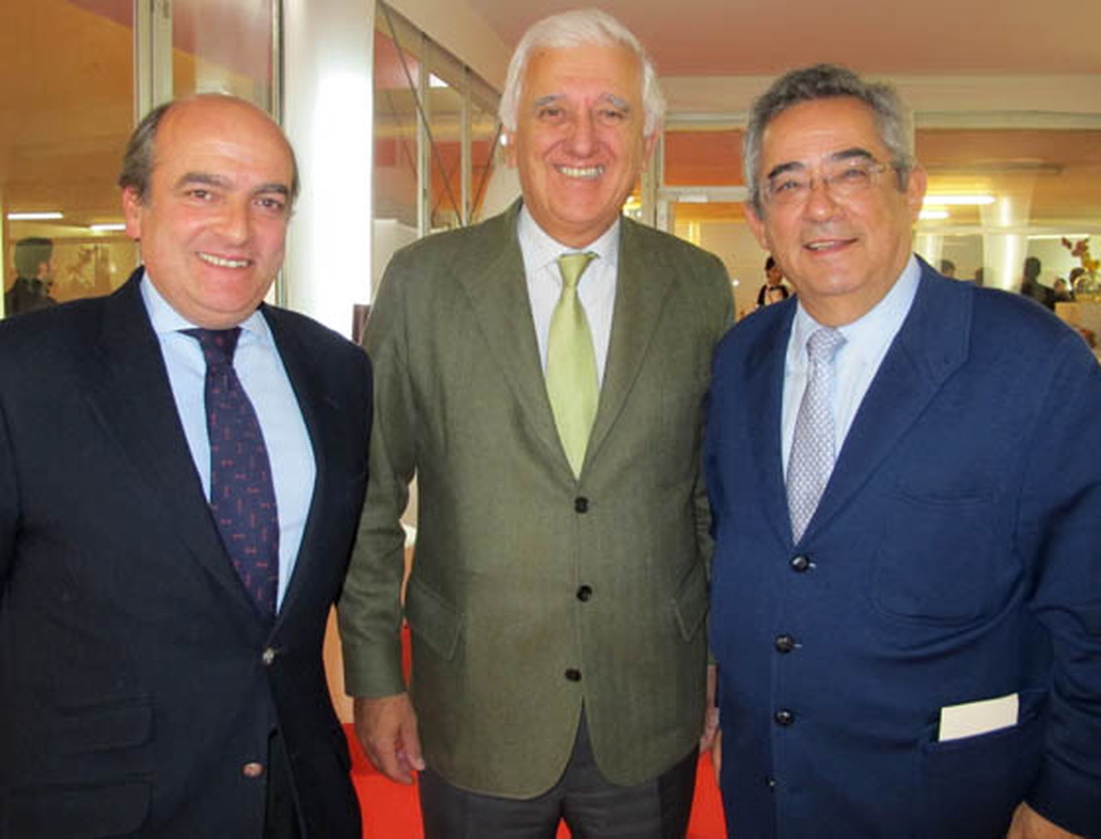 Luis Miguel Martín Rubio, director de Negocio para Andalucía de Ernst & Young; Santiago Herrero, presidente de la CEA, y Alberto Manzano, presidente de la Fundación Mapfre.

Foto: Victoria Ramírez