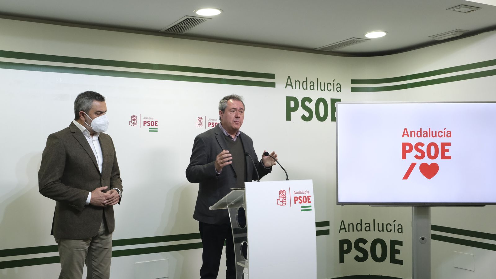 Imágenes de la visita del Secretario General del PSOE-A, Juan Espadas, a Almería.