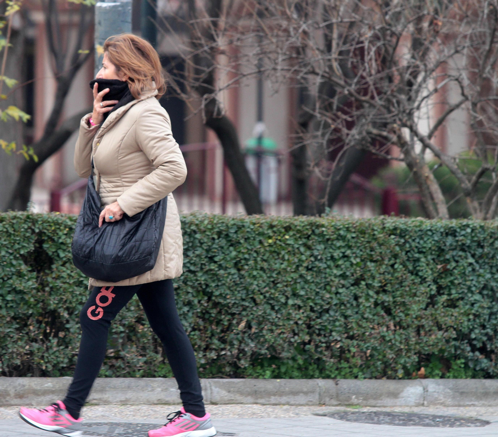 Los granadinos sacaron ayer las bufandas y los gorros para una jornada de frío.