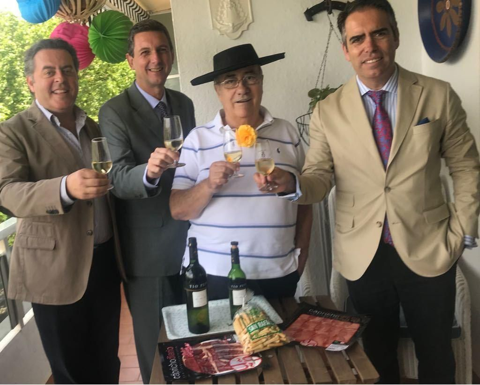 Si este año Faustino Rodríguez, por primera vez en su vida, no puede ir a la Feria, la Feria va a Faustino, a quien tanto debe. Un grupo de amigos se la llevó ayer a su casa en forma de un sencillo y sentido homenaje.