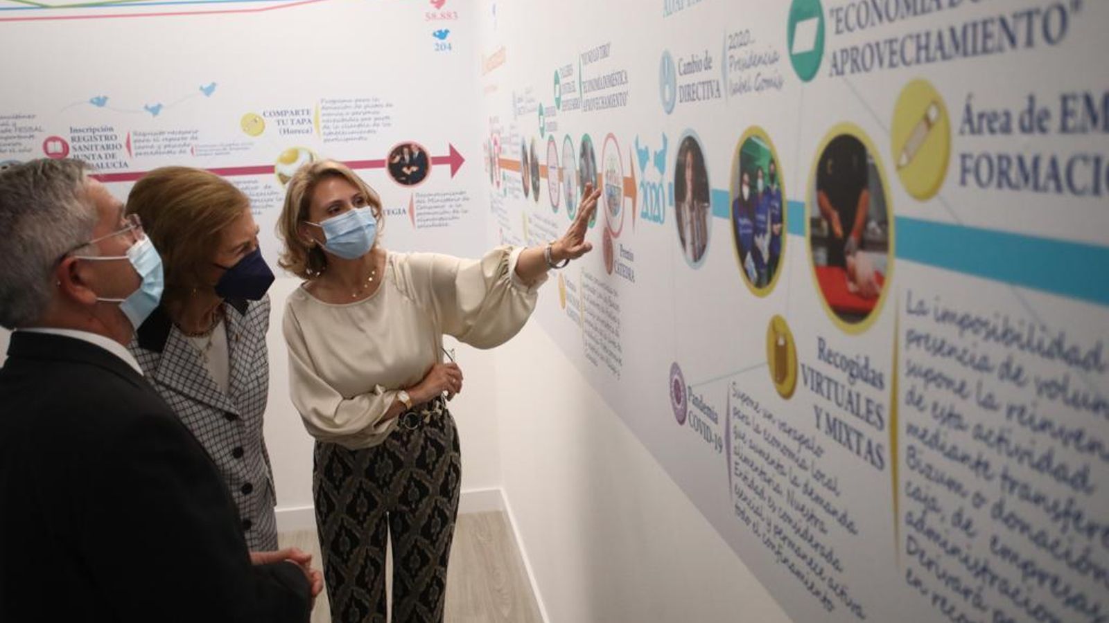 Doña Sofía conoce la labor del Banco de Alimentos de Cádiz.