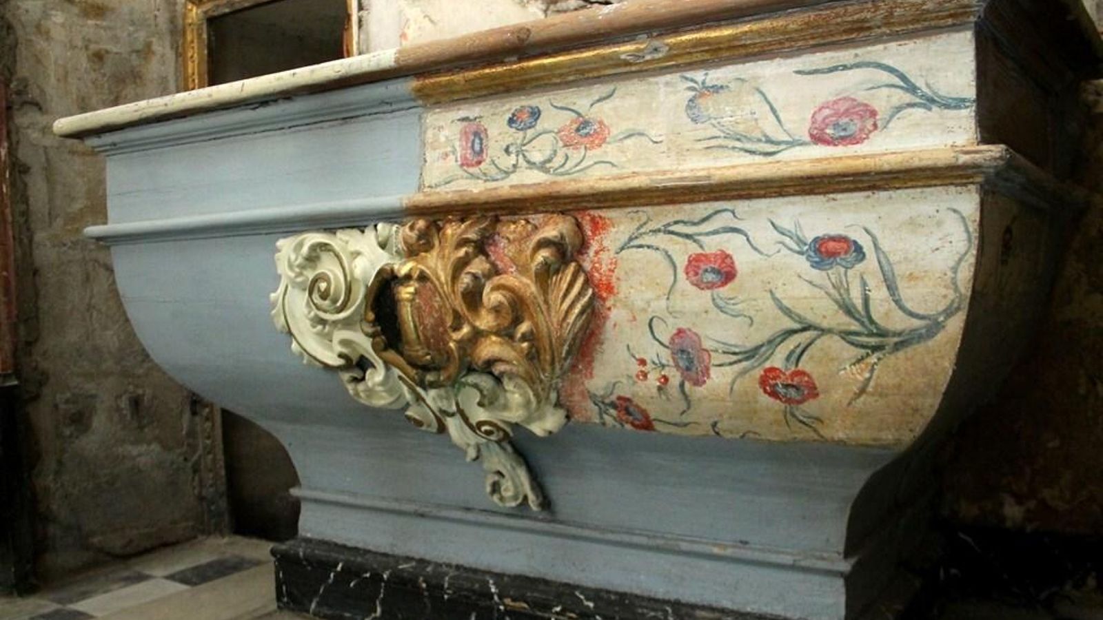 Mesa del altar de Columna, con el contraste entre la pintura original ahora recuperada por Ars Nova y la que aparecía, entera de gris.