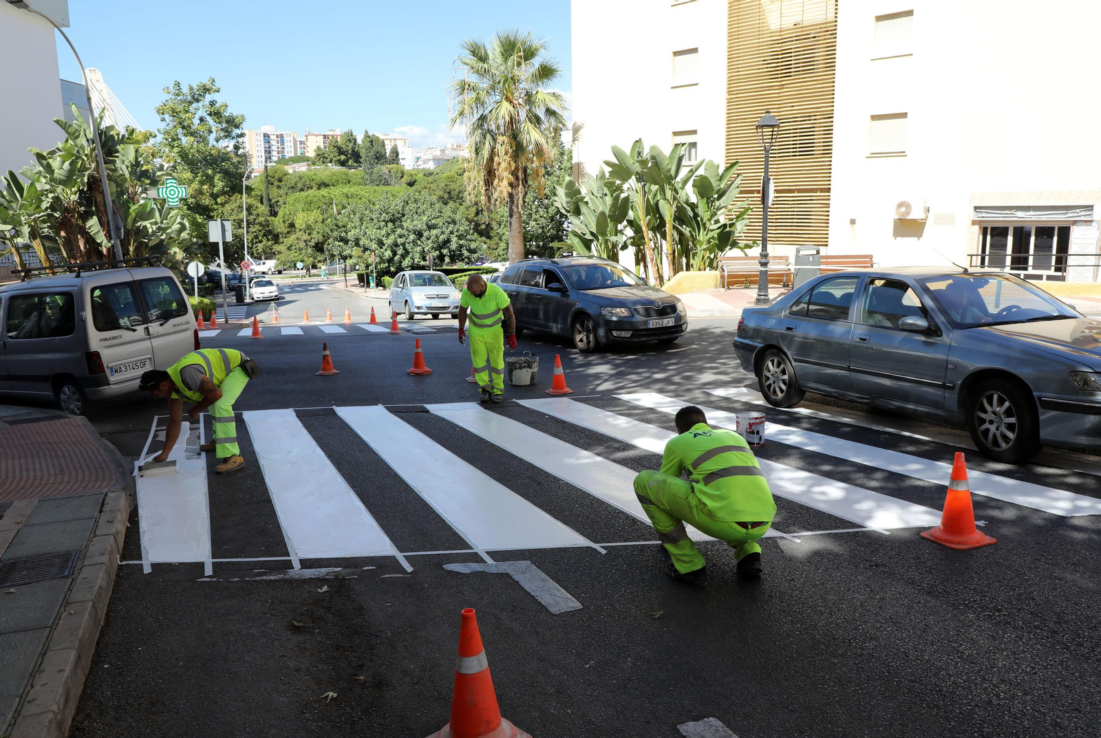 Los operarios municipales trabajando en el  plan de señalización en el barrio de Santa Marta, en Marbella.
