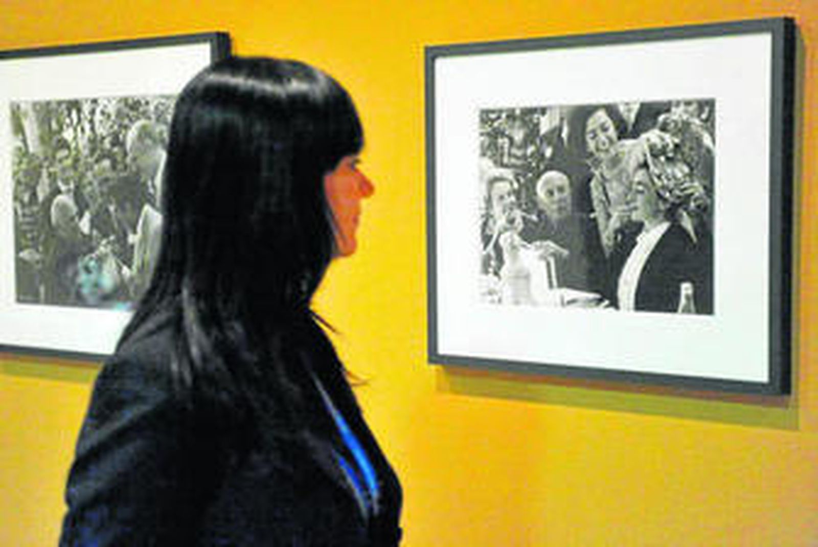 Una visitante a la exposición de la Casa Natal observa uno de los retratos realizados por Juan Gyenes.