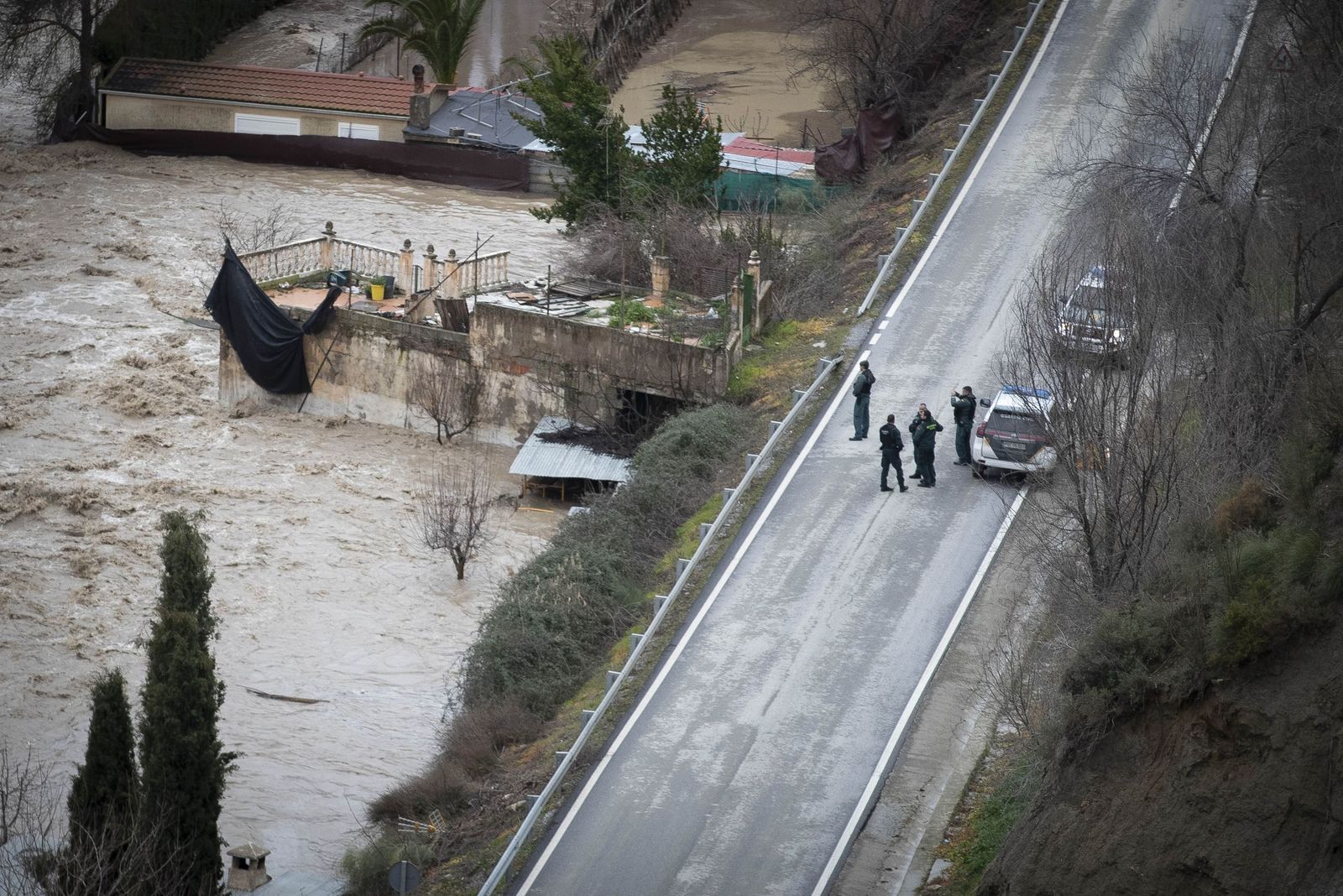 Patrullas de la Guardia Civil en Dúdar vigilando las inundaciones provocadas por el desembalse de Quéntar