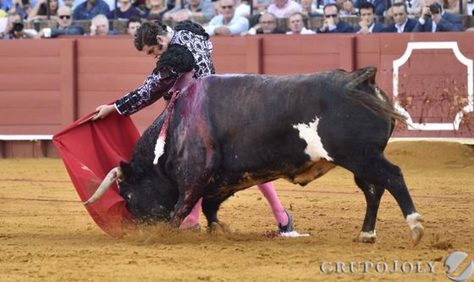 Morante de la Puebla en el primer toro./ Juan Carlos Vázquez