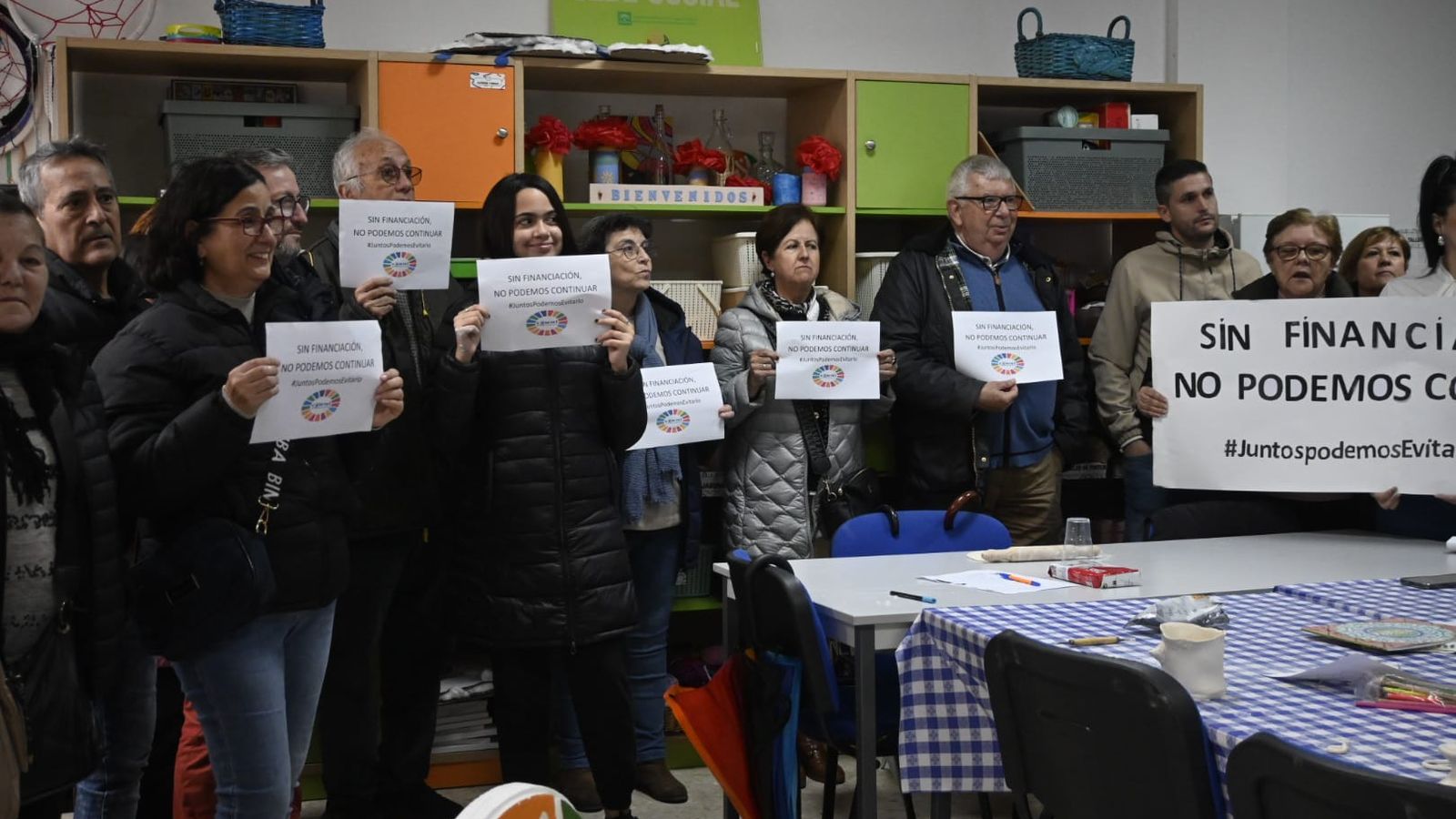 Concentración de FEAFES Huelva en su centro este lunes.