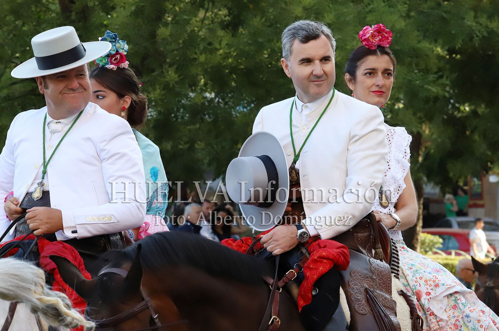 Imágenes de ambiente en la salida de la Hermandad de Huelva