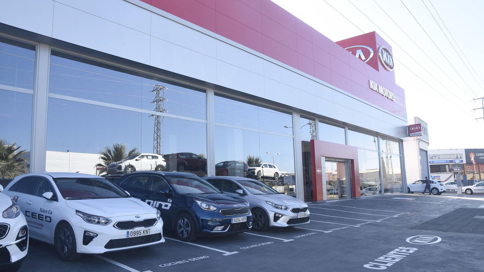 En Turiscor ofrecen financiación personalizada, seguros, asesoramiento, mecánica, electricidad, chapa y pintura.