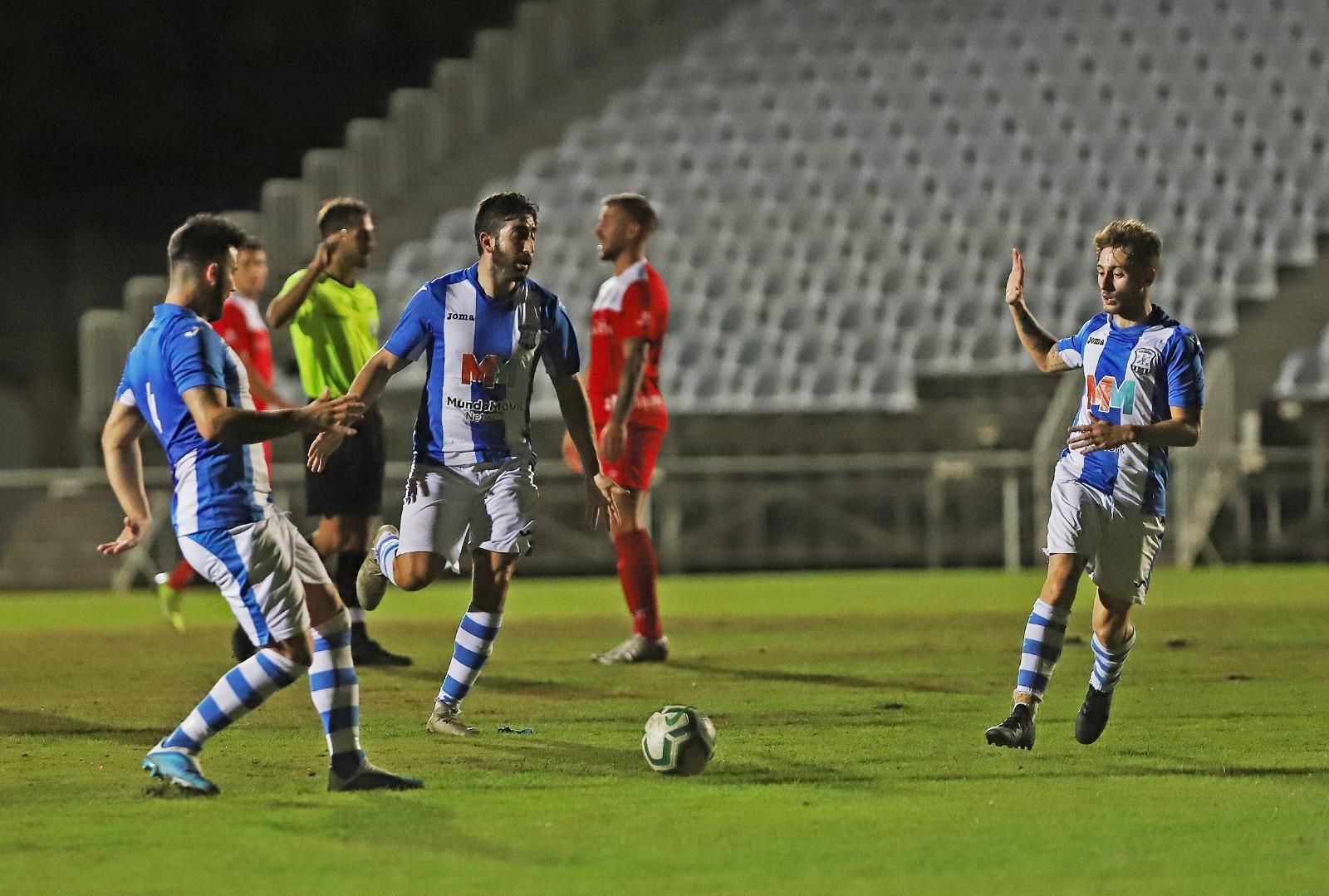 Rubén Olid, autor del empate, pasa el balón a Luismi en presencia de Güiza.