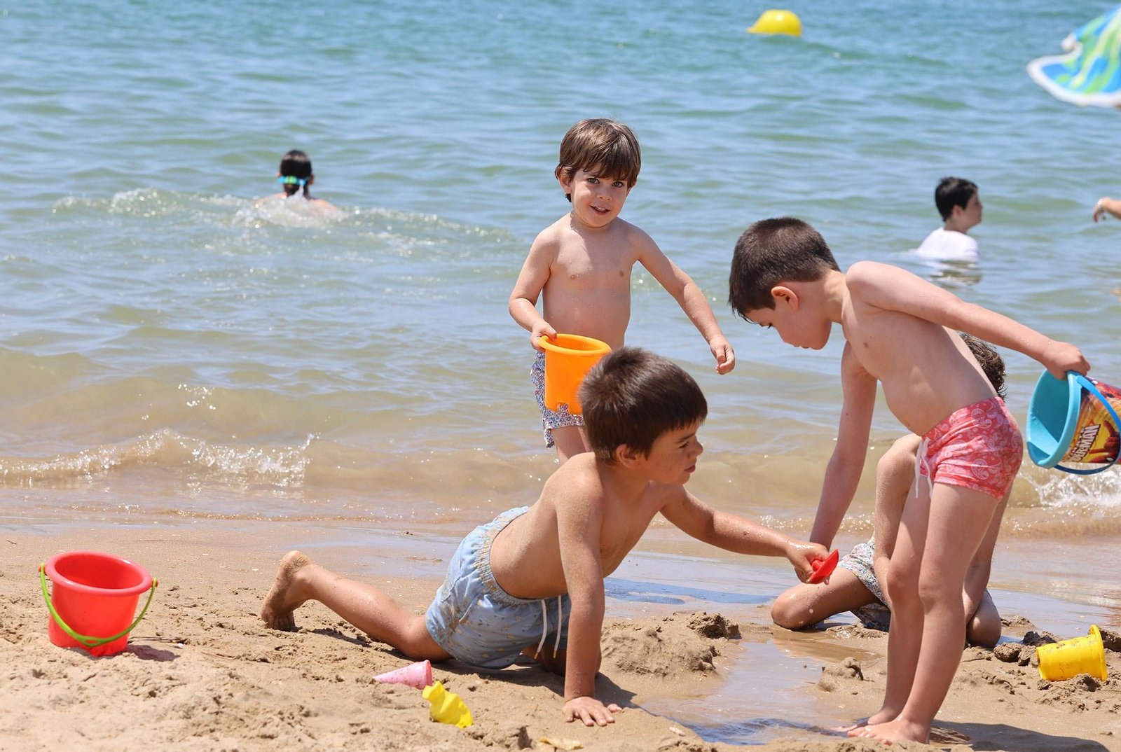 Ambiente en las playas de Huelva en la mañana de domingo