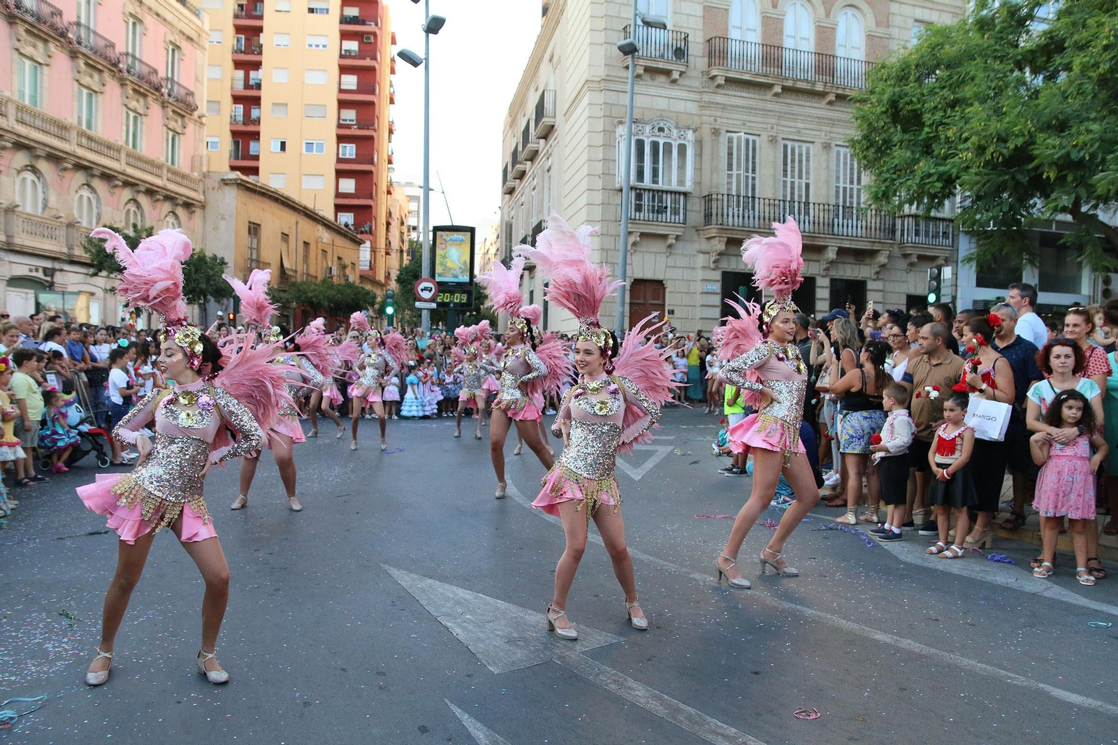 La Batalla de las Flores ha regresado inundando Almería de claveles
