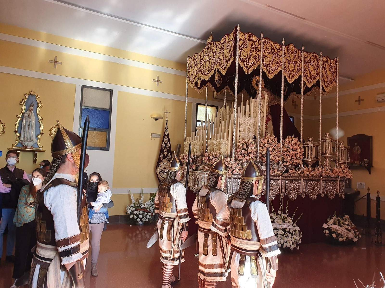El ramo de flores del Sevilla, al fondo, ante la Virgen del Rosario y la guardia judía.