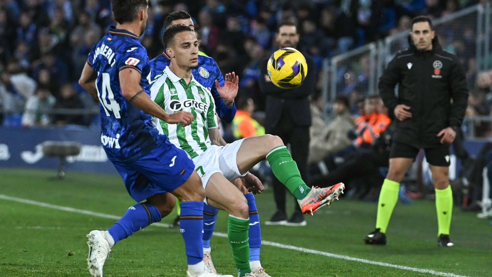 Antony disputa un balón con el getafense Bernat la pasada campaña.