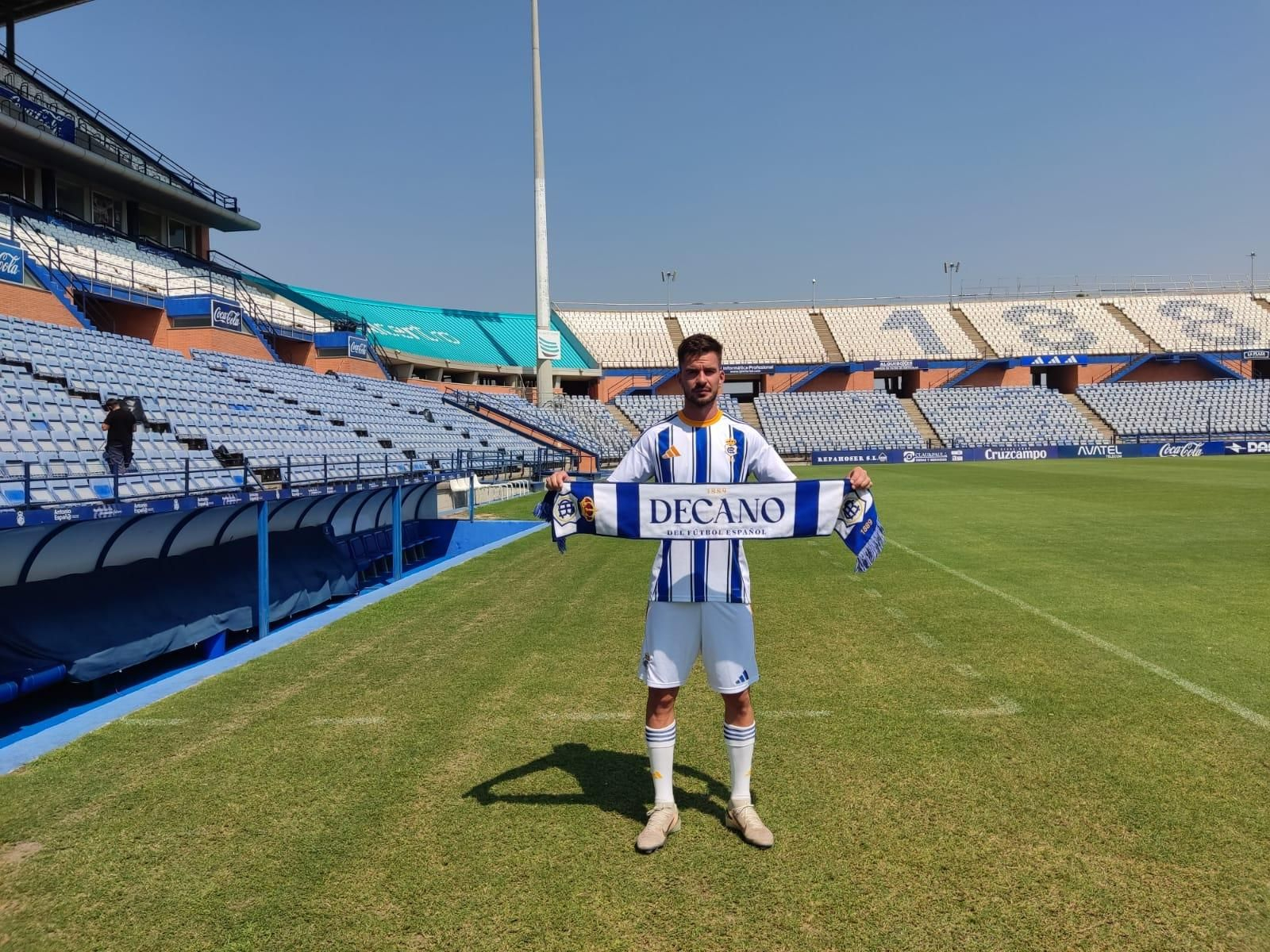 José Carlos posa con la bufanda del Decano.