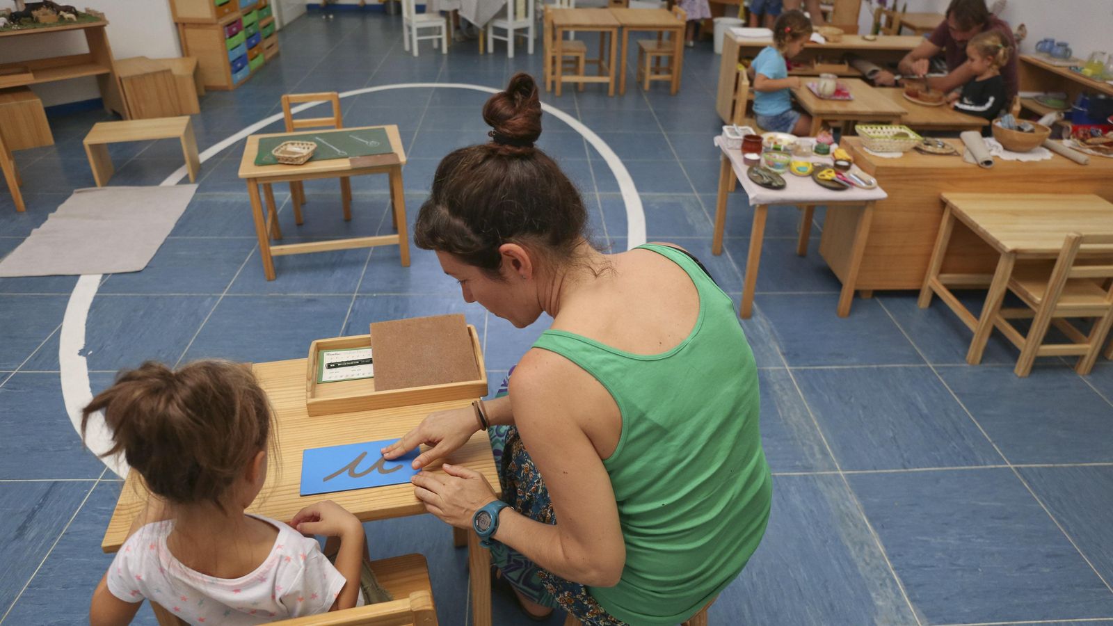 La guía muestra el trazo de la vocal en Casa de Niño, el grupo de 3 a 6 años.