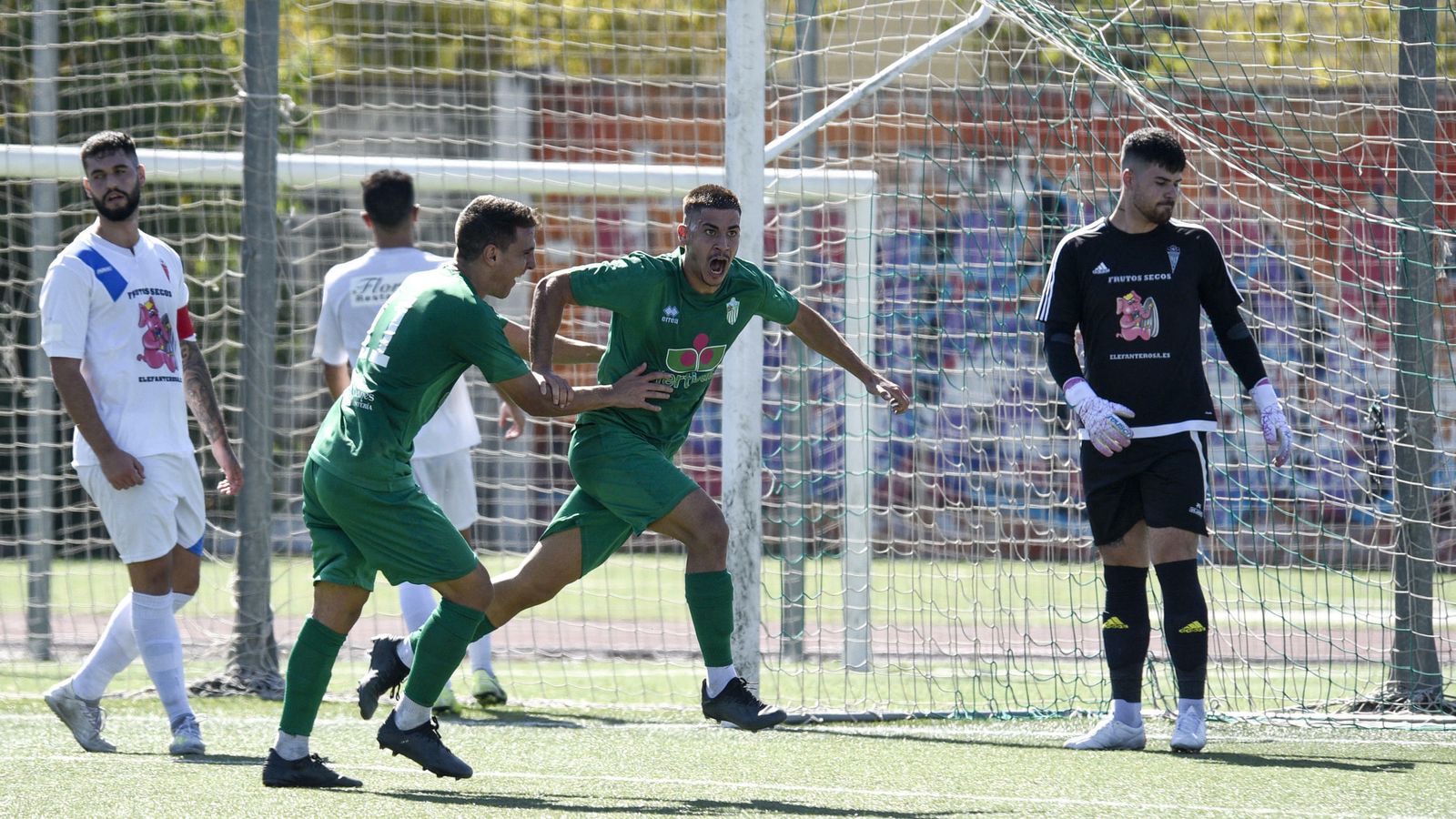 El atarfeño Álex Verdejo celebra el tanto del conjunto verdiblanco.