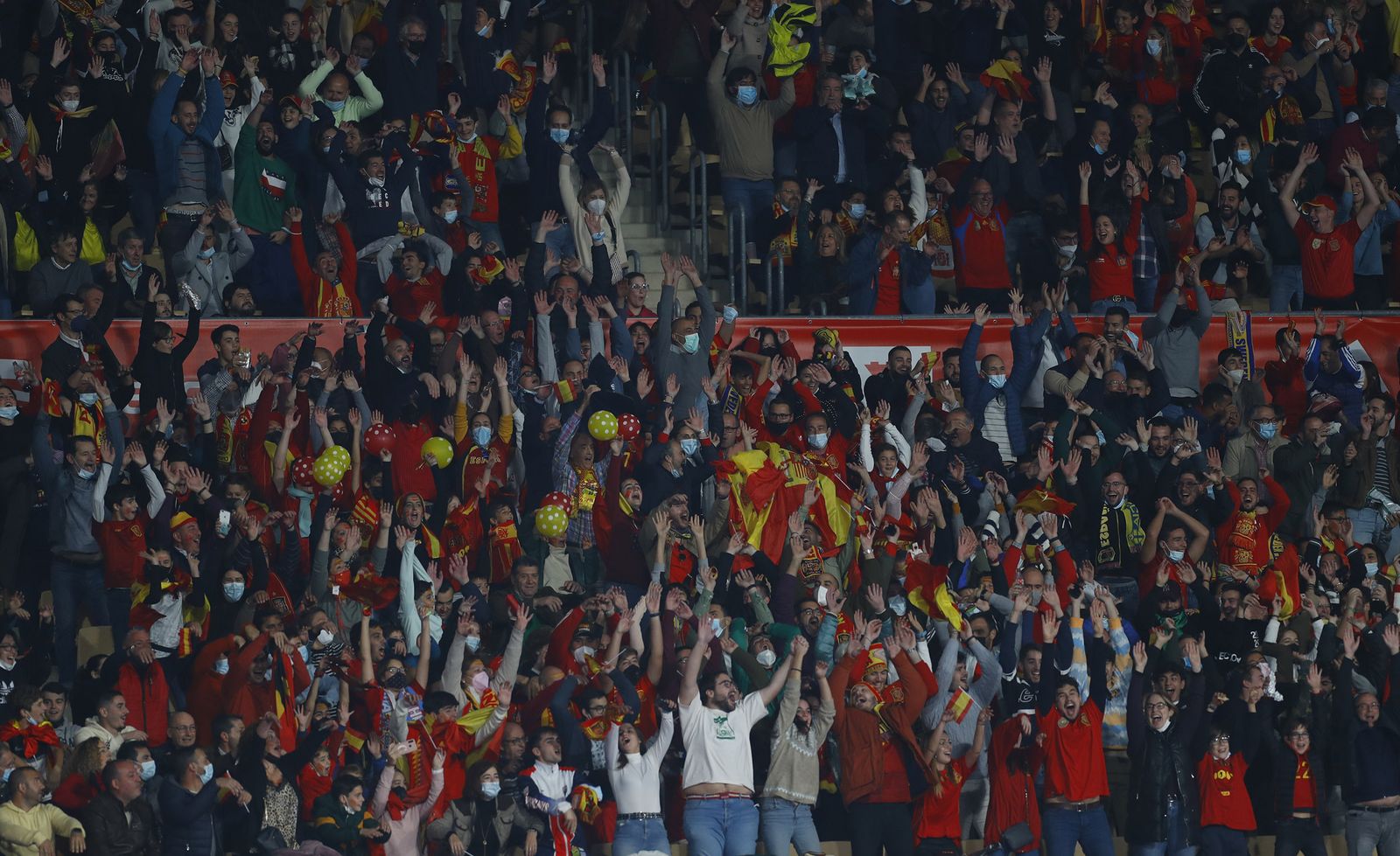 La afición española que llenó la Cartuja hace la ola durante el partido.