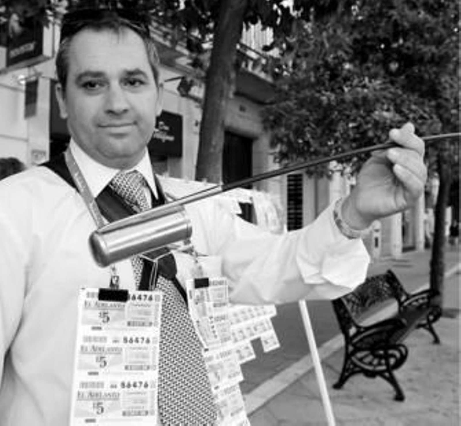 Diego sostiene una venencia en el lugar donde cada día se aposta, en plena calle Larga.