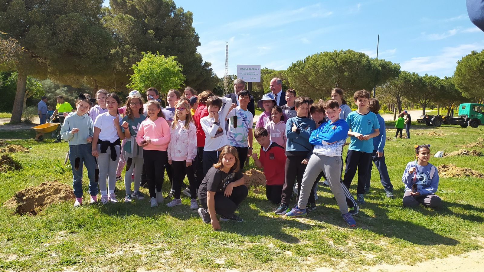 Así ha sido la plantación de árboles en el Cerro por alumnos del colegio Camposoto