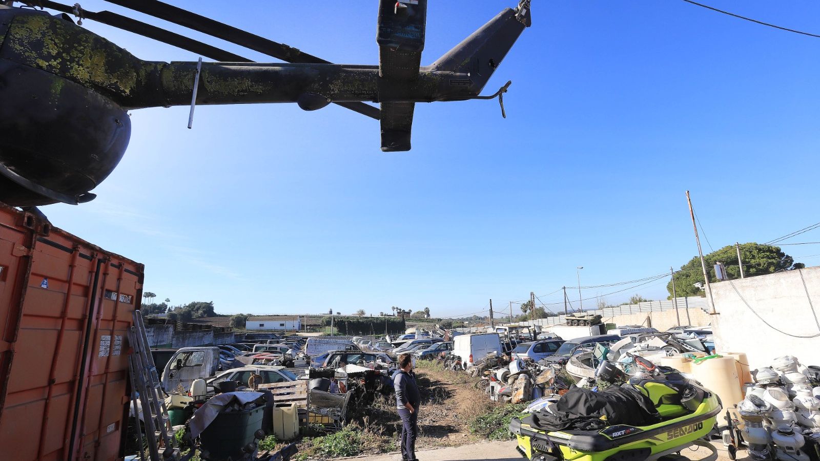 Cola del helicóptero que lleva en el depósito de Las Pachecas desde 2013