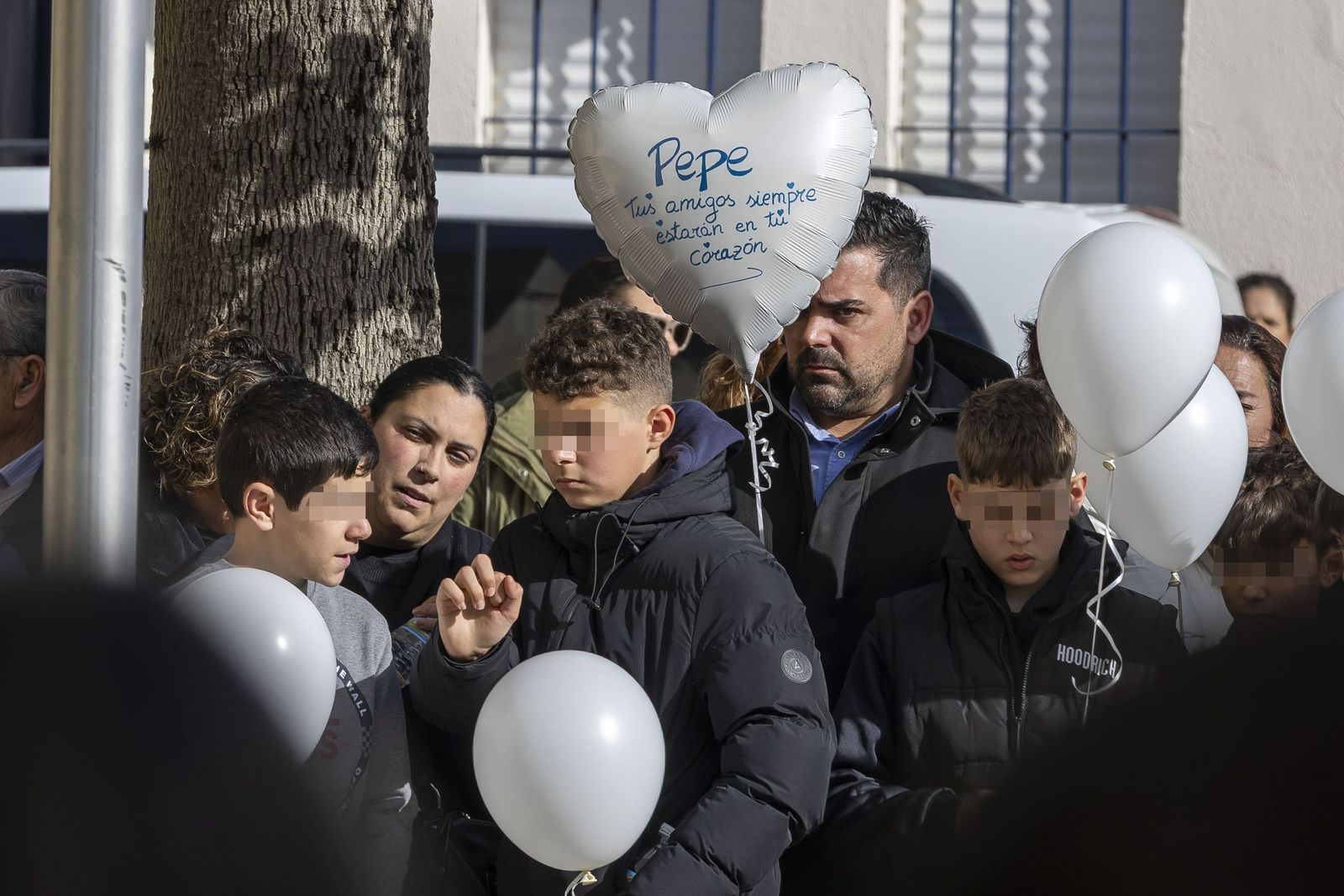Dolor y desolación en Aljaraque: Las fotos de la desgarradora despedida a la familia Zamorano fallecida en Adamuz