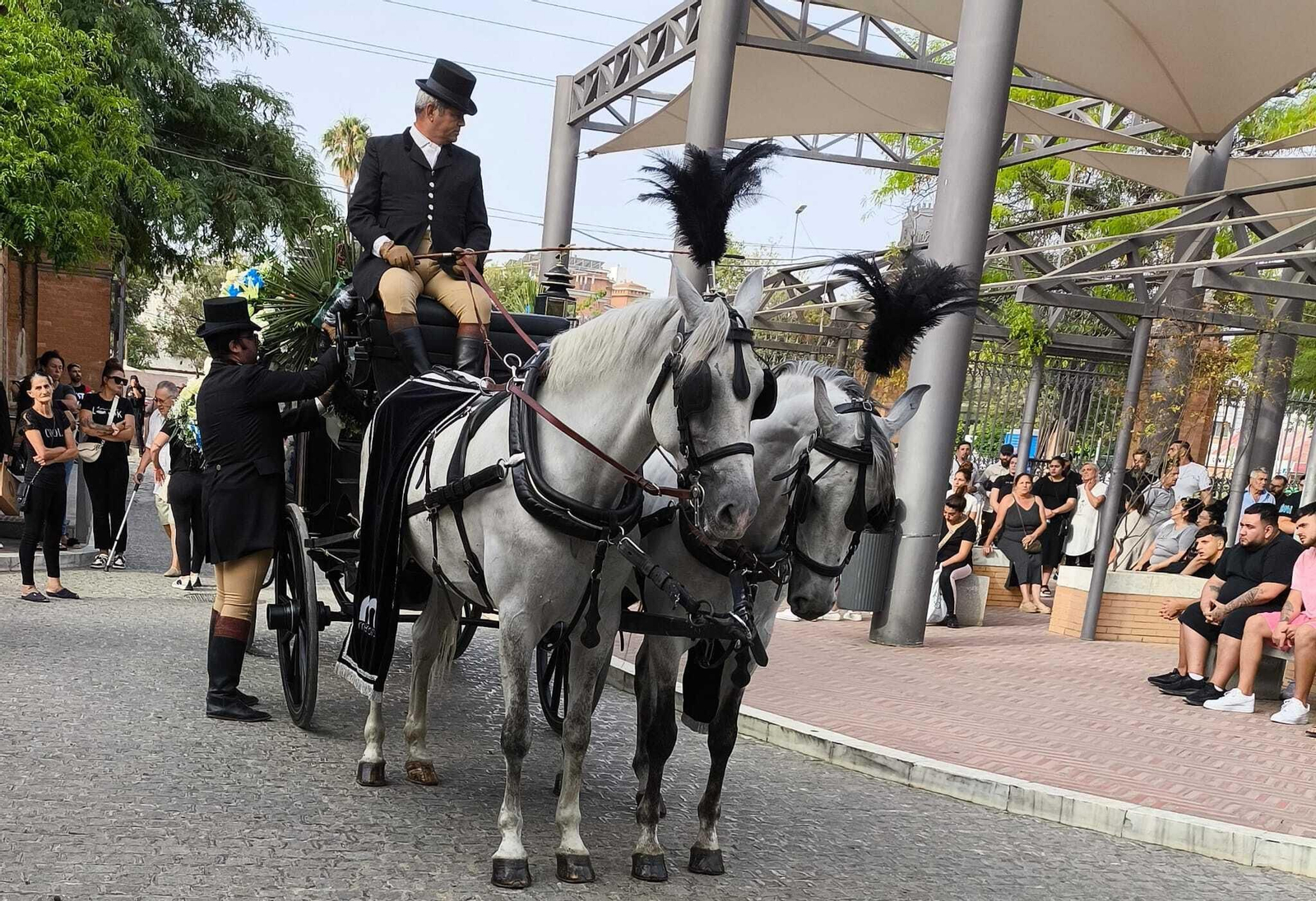 El carruaje que llevaba los restos mortales de una de las víctimas, este jueves en el cementerio de Sevilla.