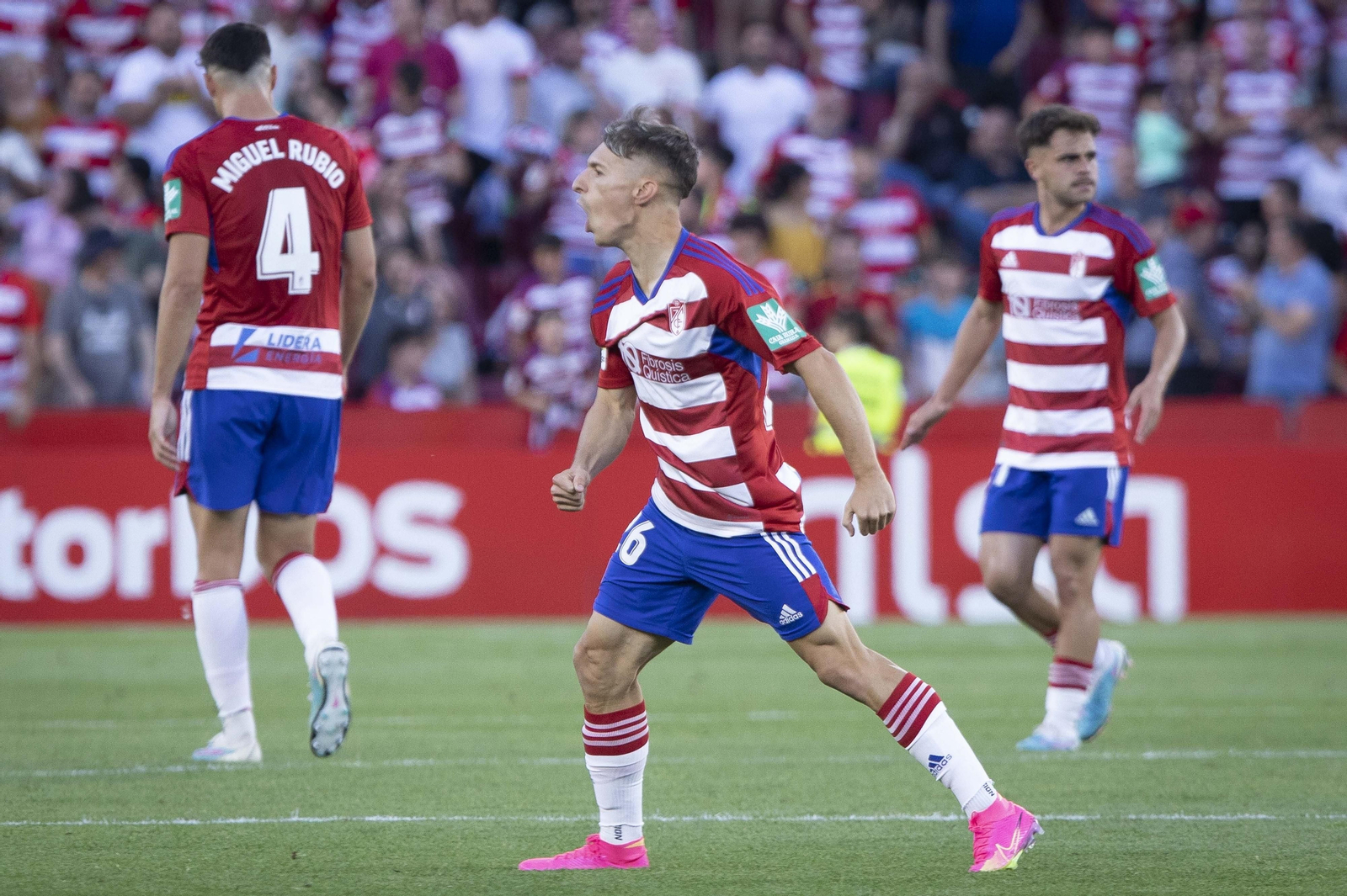 Bryan Zaragoza celebra el tanto del empate tras un centro suyo.