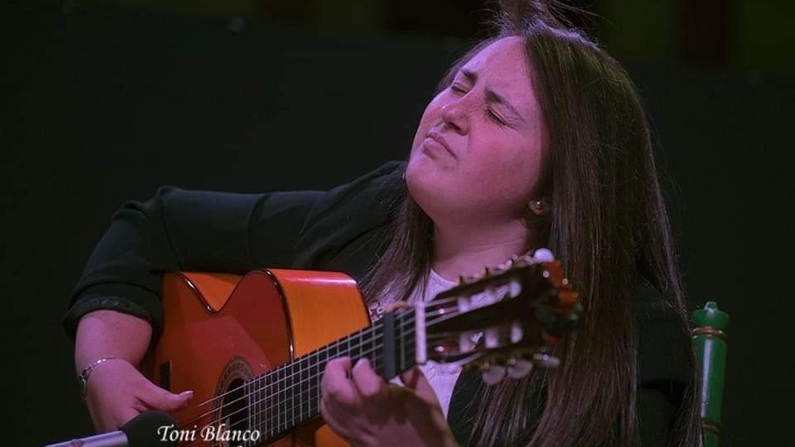 Alba Espert durante uno de sus conciertos con la guitarra