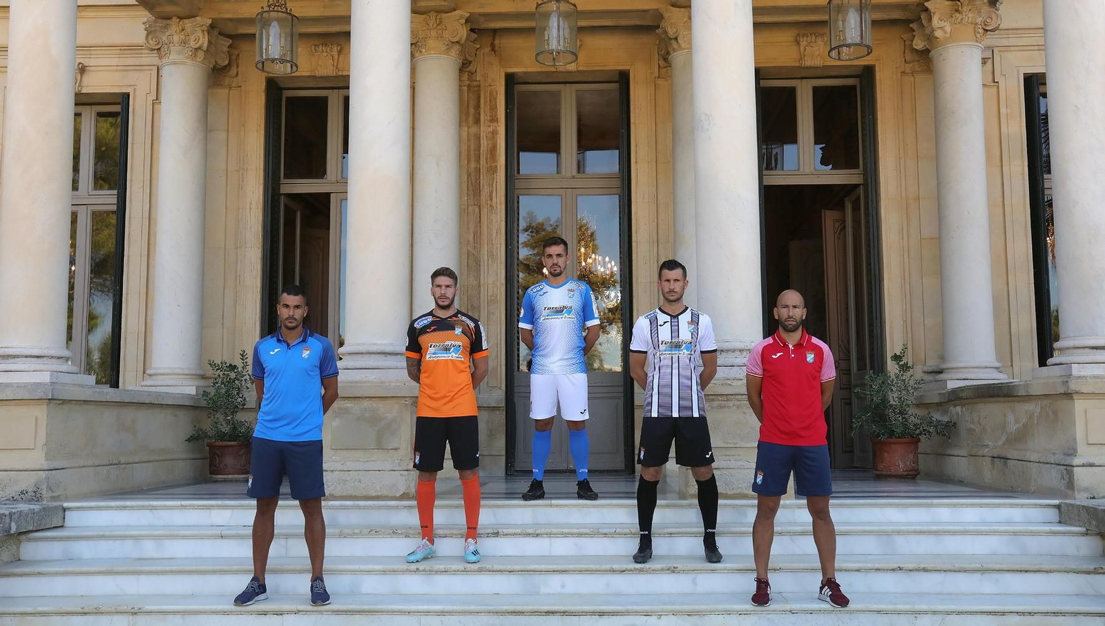 Imágenes de la presentación de las camisetas del Xerez CD en la REAAE