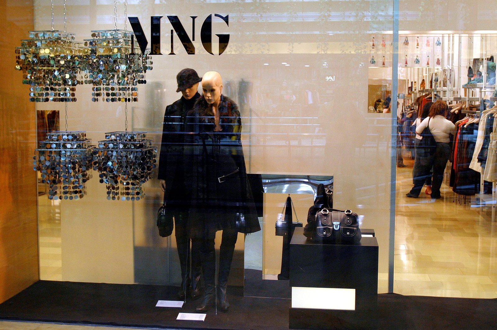 Tienda mango  en el centro comercial Rosaleda.