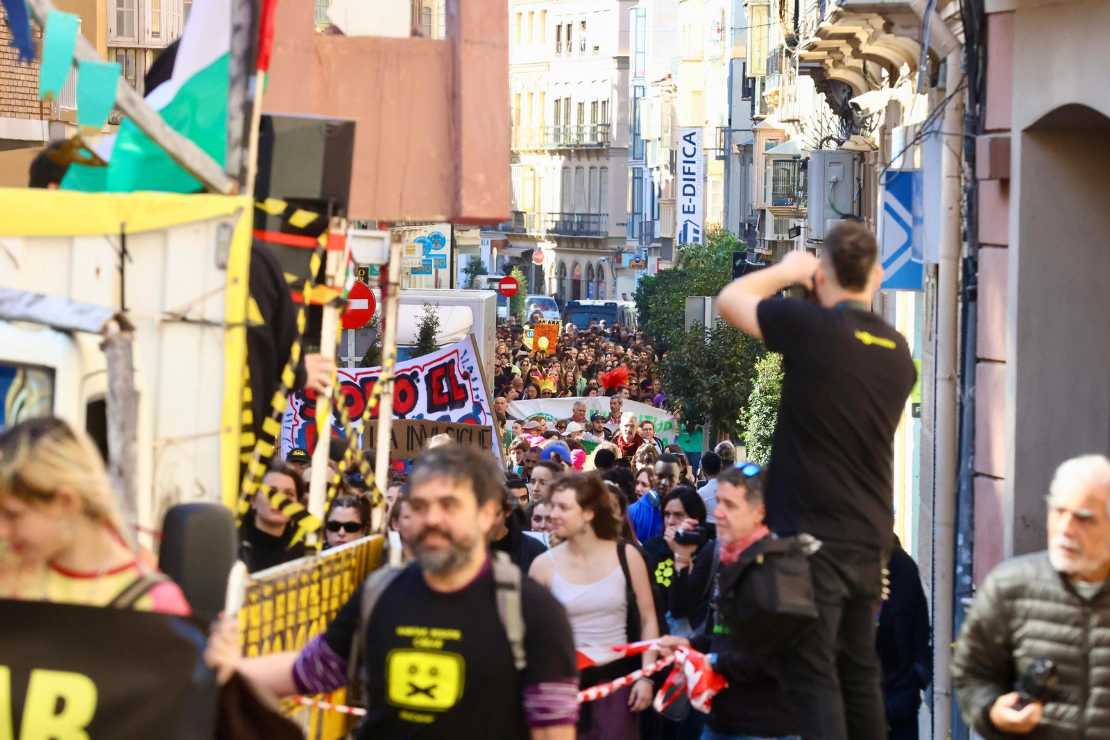 Cientos de personas salen a las calles de Málaga en apoyo a La Invisible, en fotos