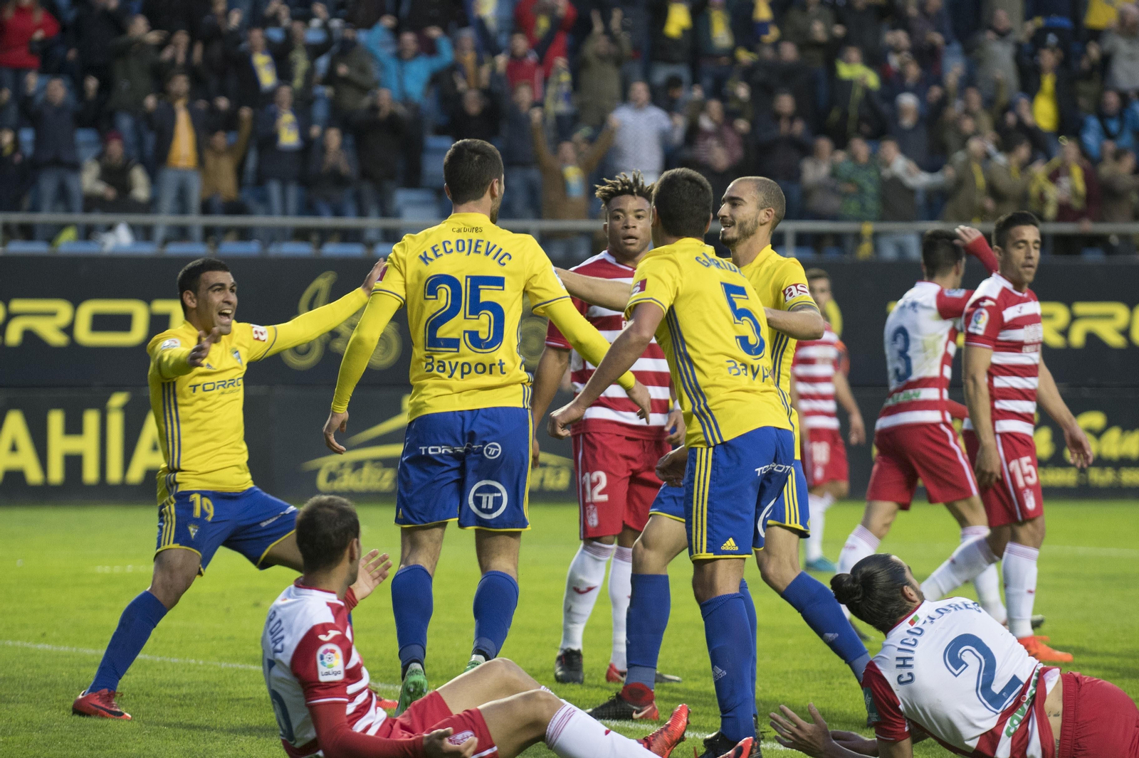Kecojevic es felicitado tras marcar ante el Granada el gol del triunfo el 6 de enero de 2018.