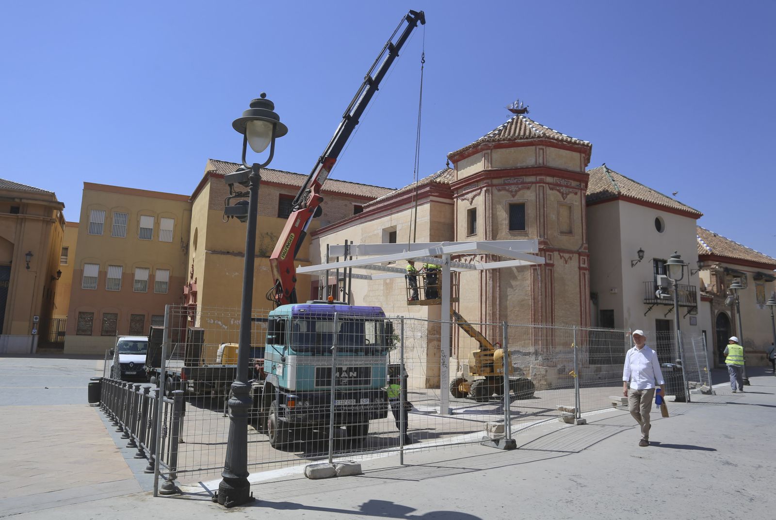 La retirada de la polémica pérgola de Santo Domingo, en fotos
