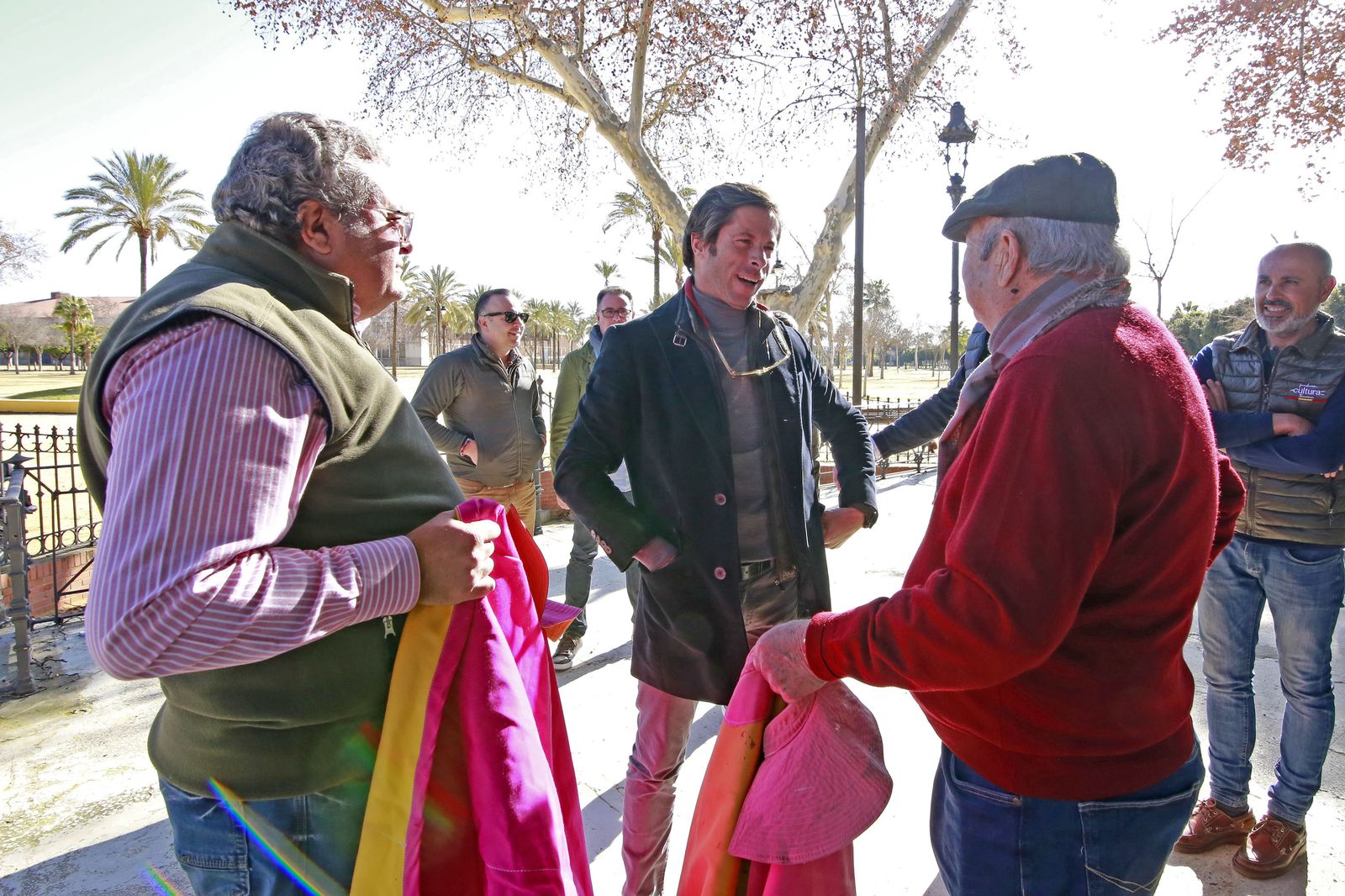 Canales Rivera con los jerezanos de la Asoc. de Antiguos Alumnos de la Escuela Municipal de Tauromaquia de Jerez