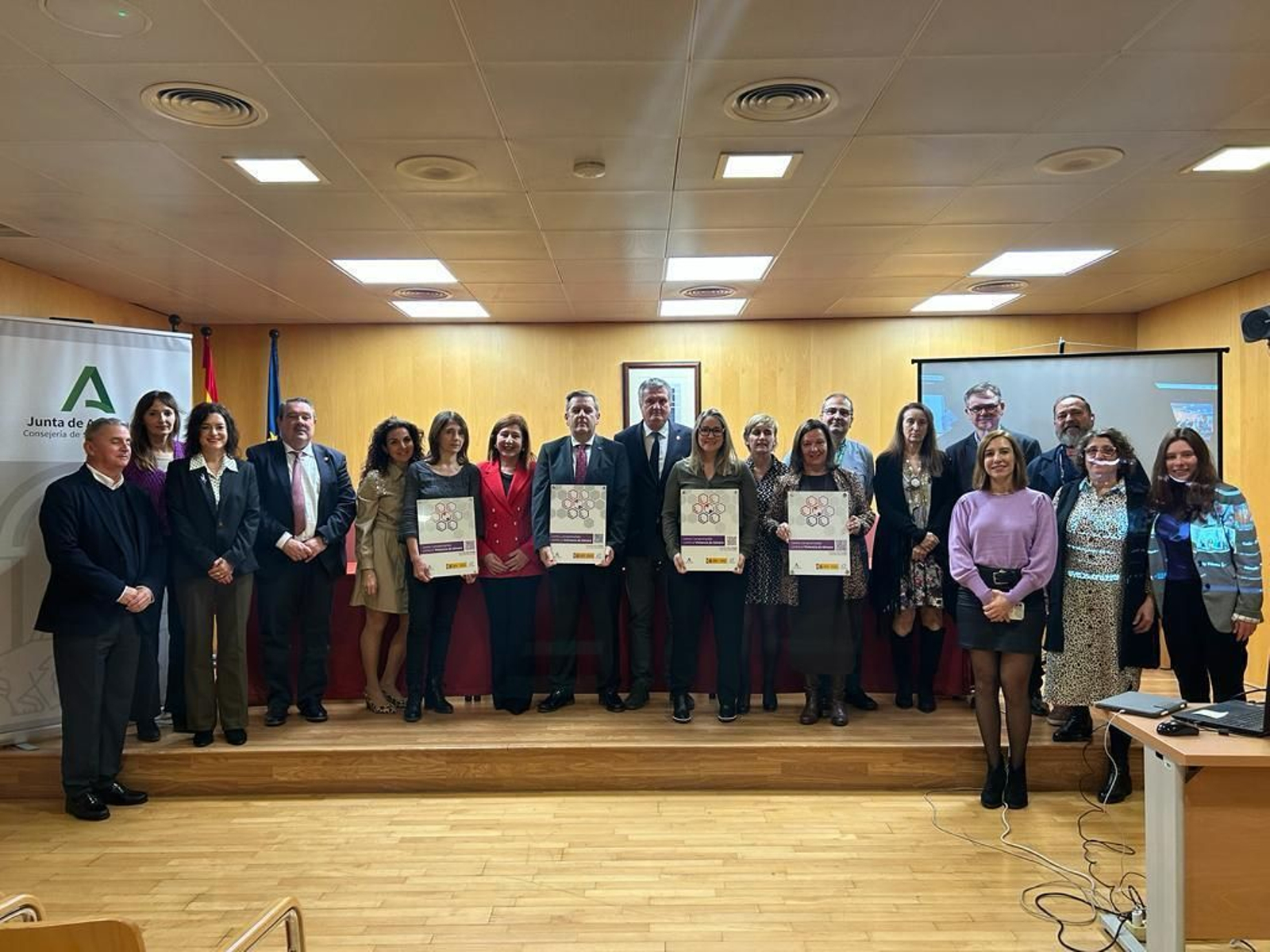 Los distritos de Almería y Poniente y los hospitales Torrecárdenas y Poniente acreditados como ‘Centros Comprometidos contra la Violencia de Género’ Los distritos de Almería y Poniente y los hospitales Torrecárdenas y Poniente acreditados como ‘Centros Comprometidos contra la Violencia de Género’