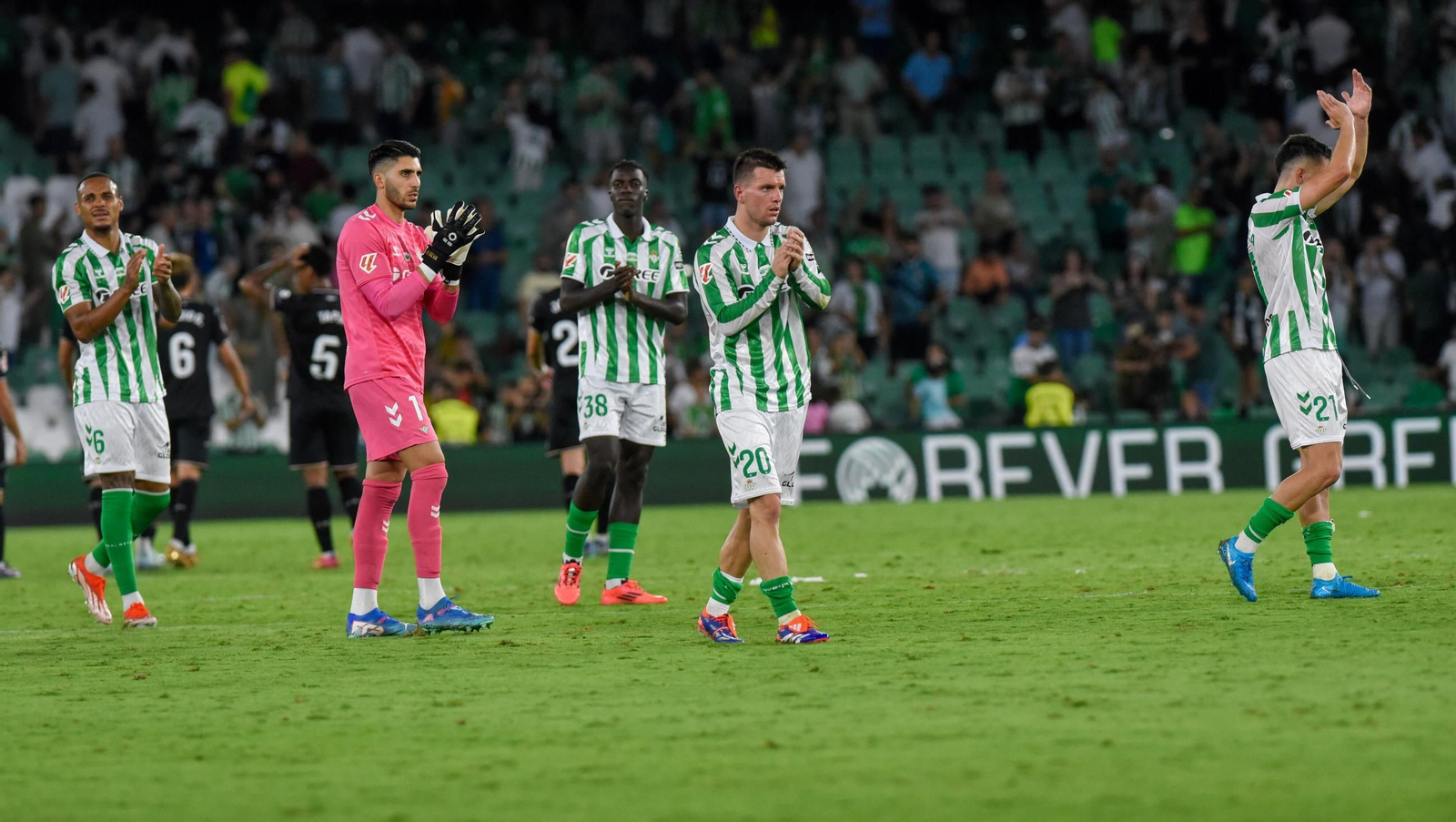 Lo Celso aplaude a la afición verdiblanca tras conseguir el triunfo.