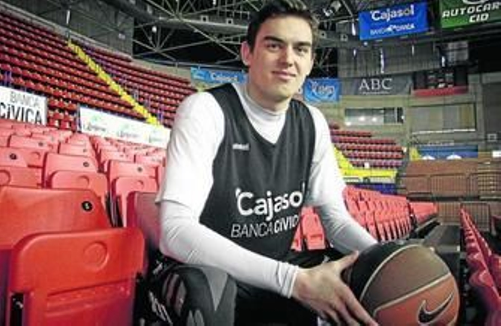 Satoransky, sentado en las gradas del pabellón San Pablo.
