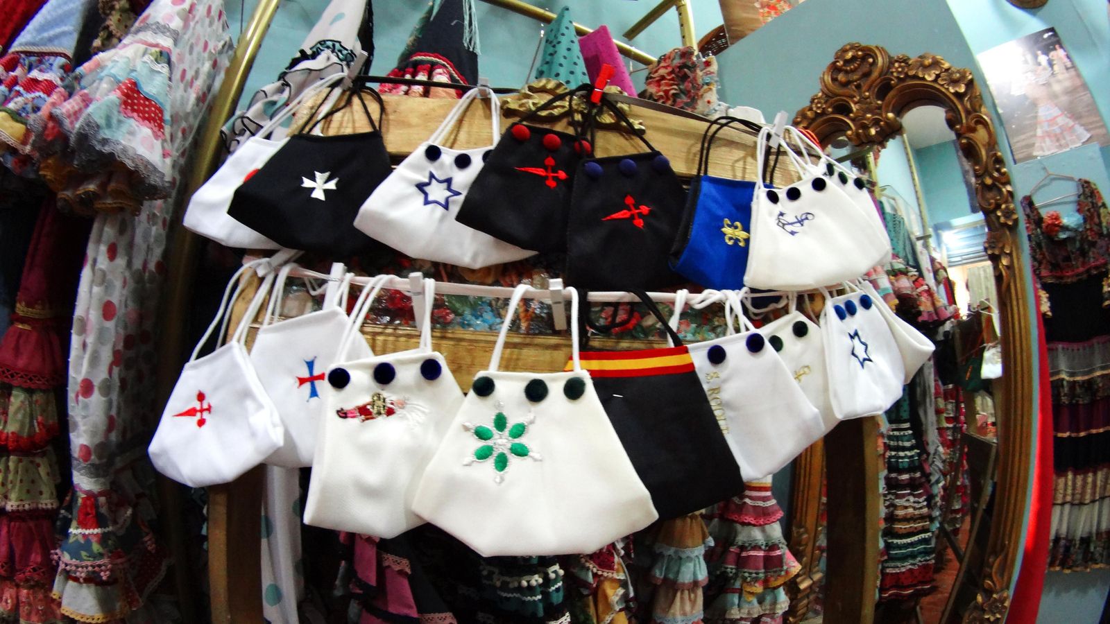 Mascarillas inspiradas en el hábito nazareno