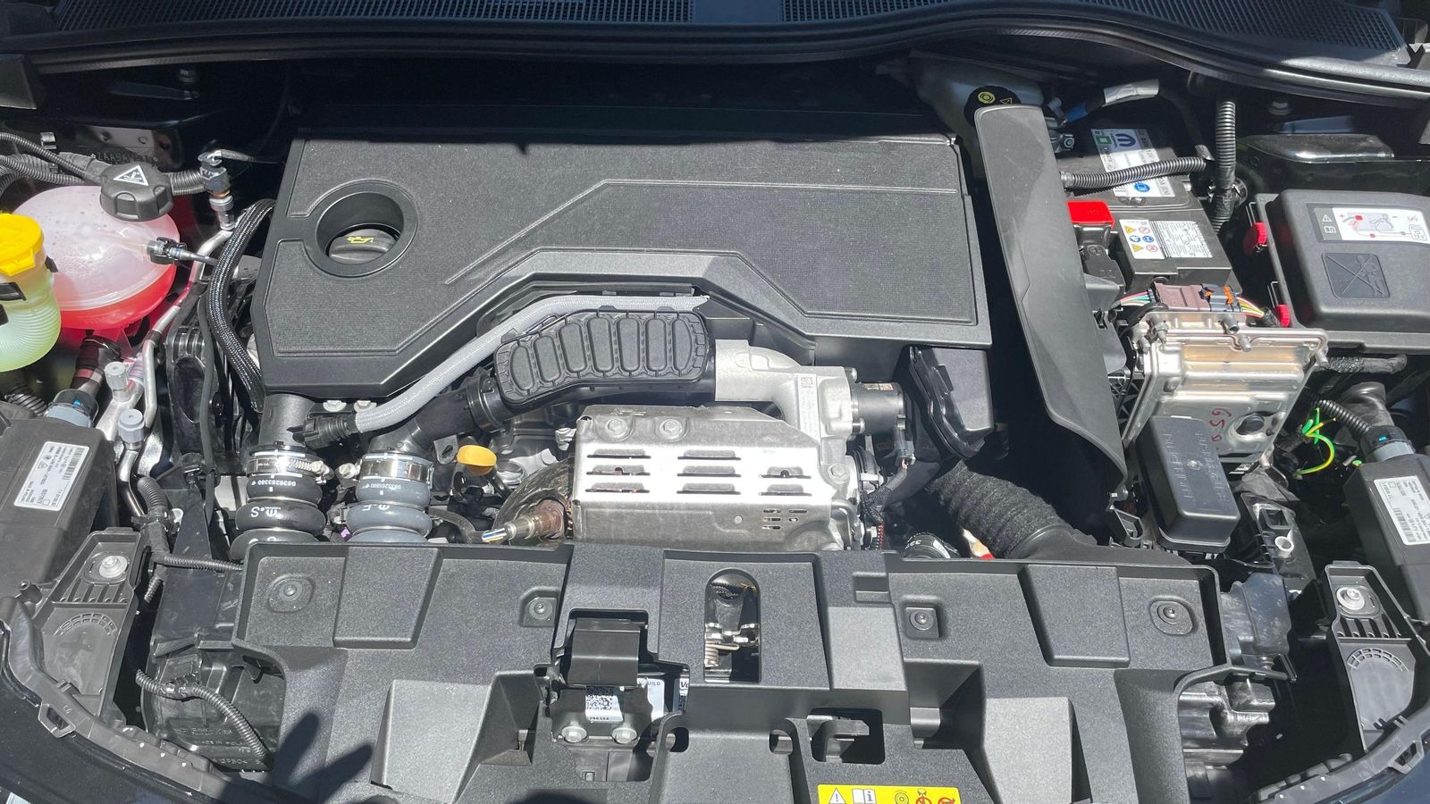 Todo lo que hay bajo el capó delantero del Ibrida Q4 es idéntico a lo que podría encontrarse en el Ibrida de tracción delantera y, como él, de 145 CV. Todo lo que hay bajo el capó delantero del Ibrida Q4 es idéntico a lo que podría encontrarse en el Ibrida de tracción delantera y, como él, de 145 CV.