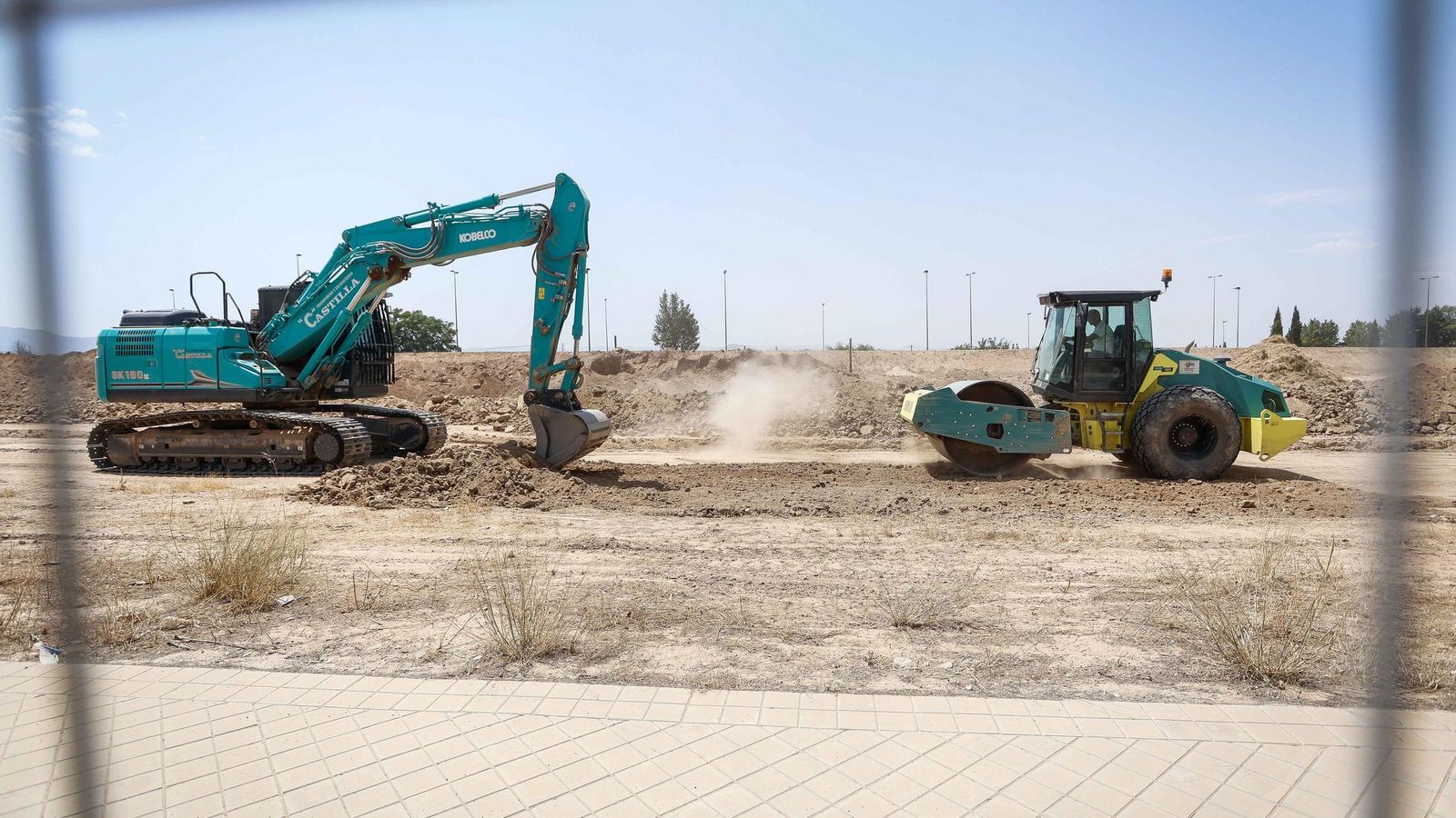 Trabajos para la nivelación del terreno en el futuro parque.