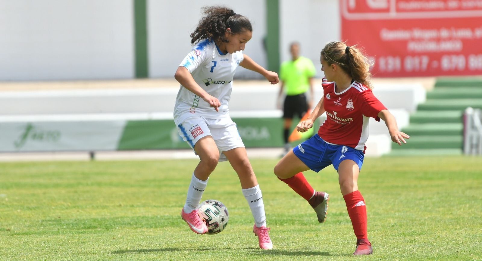 Sana Guermazi intenta sortear a una jugadora del Tacuense.