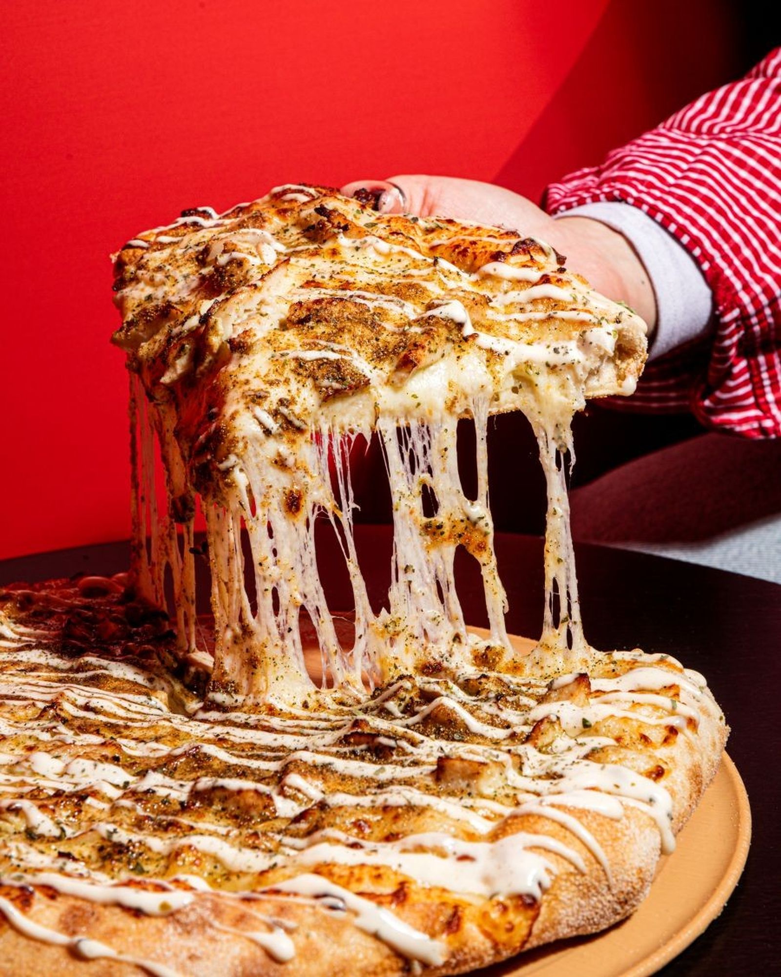 La marca regalará 210 porciones por tienda al día, el equivalente a 35 pizzas medianas